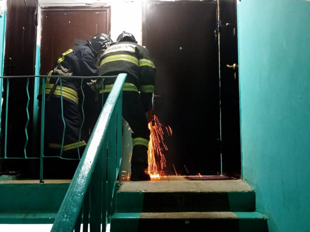 ➡️ Вчера работники 276-й пожарно-спасательной части #Мособлпожспас вскрыли дверь в квартиру, где находился мужчина, нуждающийся в срочной медицинской помощи