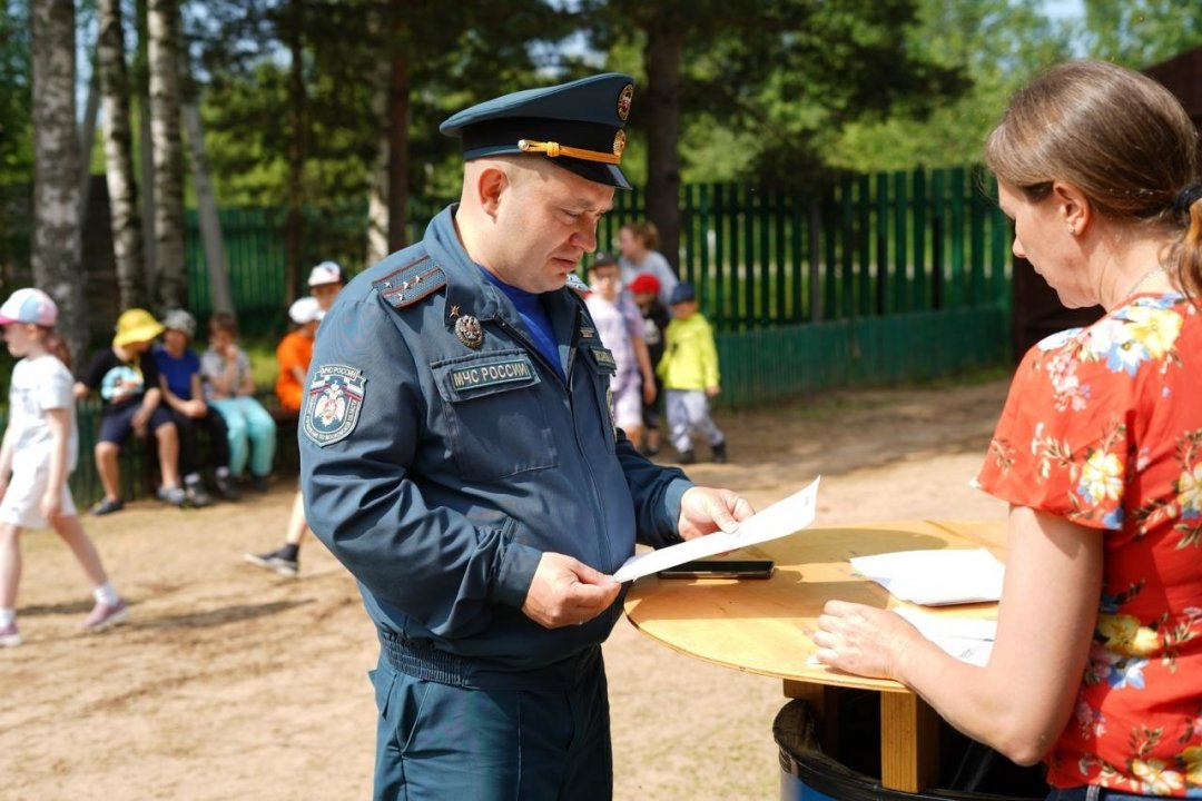 Сотрудники МЧС посетили оздоровительный лагерь 