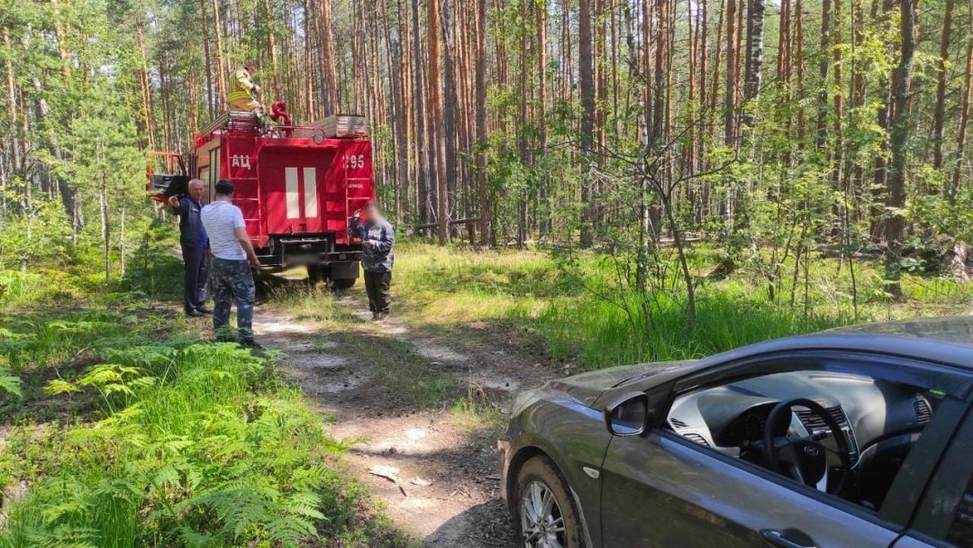 🌲 Вчера работники отдельного поста 295-й пожарно-спасательной части #Мособлпожспас помогли семье, застрявшей на легковом автомобиле в лесном массиве округа Шатура