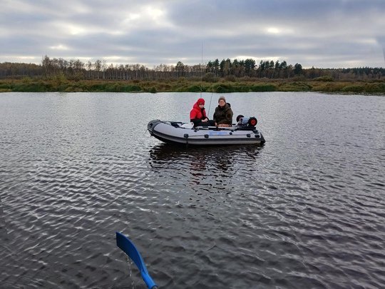 🚤 Огнеборцы 295-й пожарно-спасательной части #Мособлпожспас пришли на выручку рыбакам, застрявшим на надувной лодке посередине реки Пра в Шатурском округе